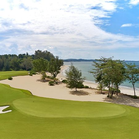 The Westin Desaru Coast Resort Exterior foto The 18th green at the Straits Course
