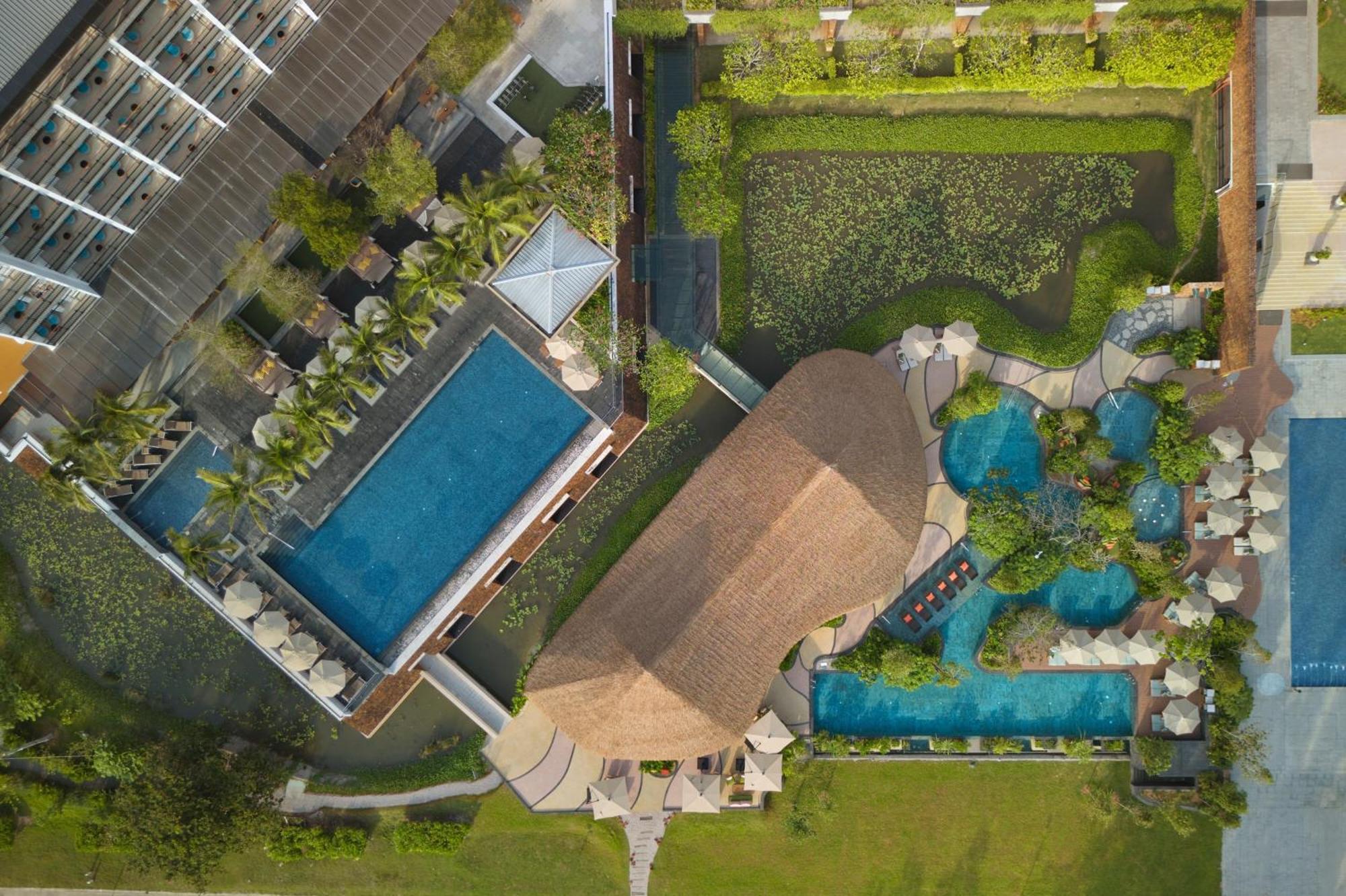 The Westin Desaru Coast Resort Exterior foto Aerial view of the pool and the clubhouse