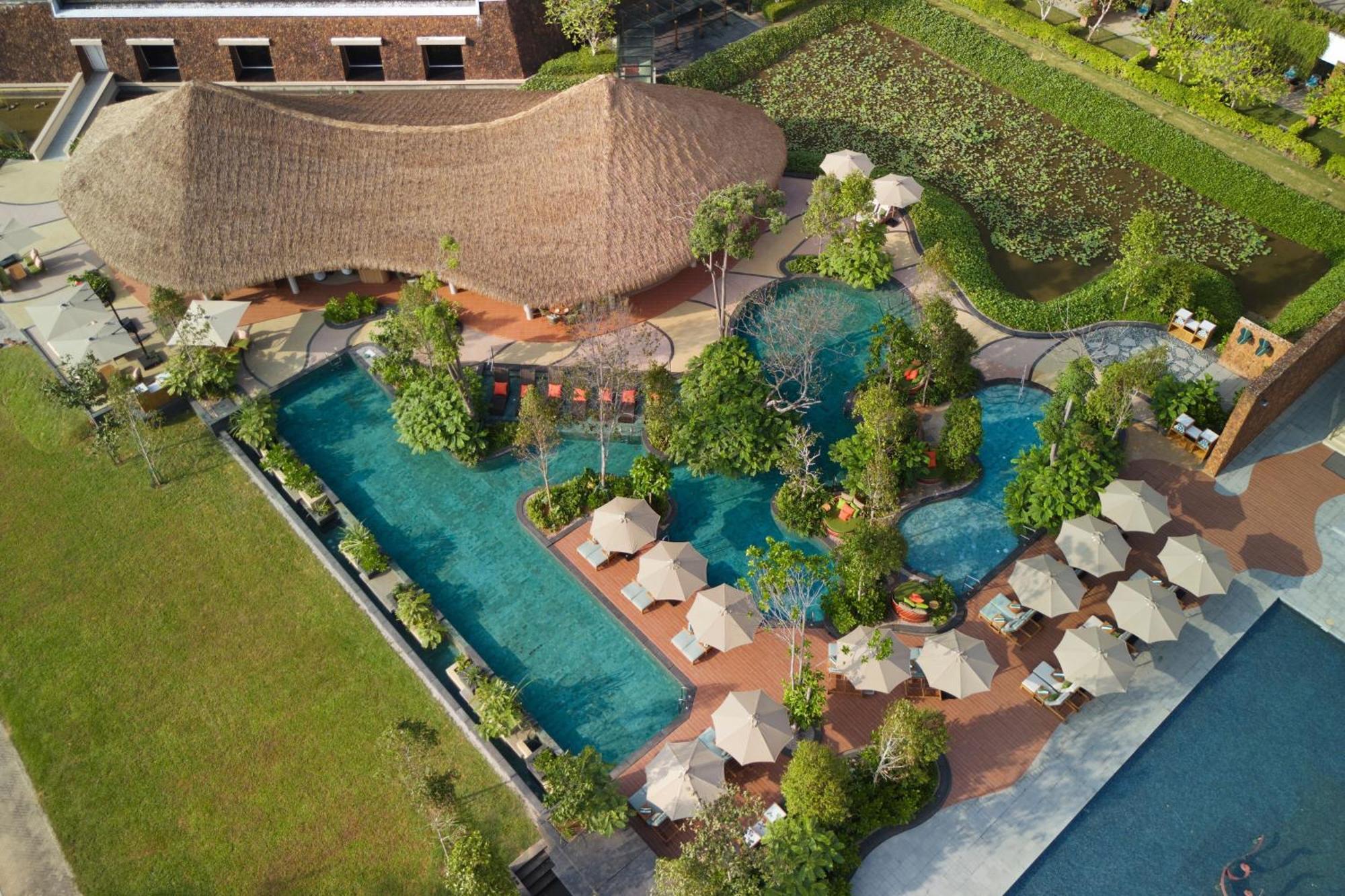 The Westin Desaru Coast Resort Exterior foto The swimming pool at the hotel